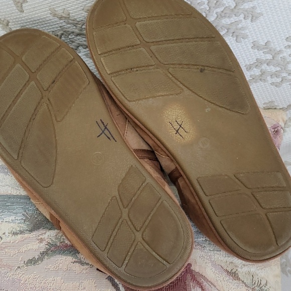 UGG Leisure Slip On Men\'s Suede Sheepskin Slipper Tan, Size 10 main image 4